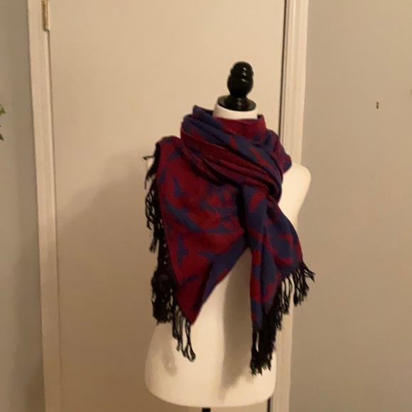 Body shawl blue with red birds on one side Red with blue birds on the reverse . - Picture 1 of 3